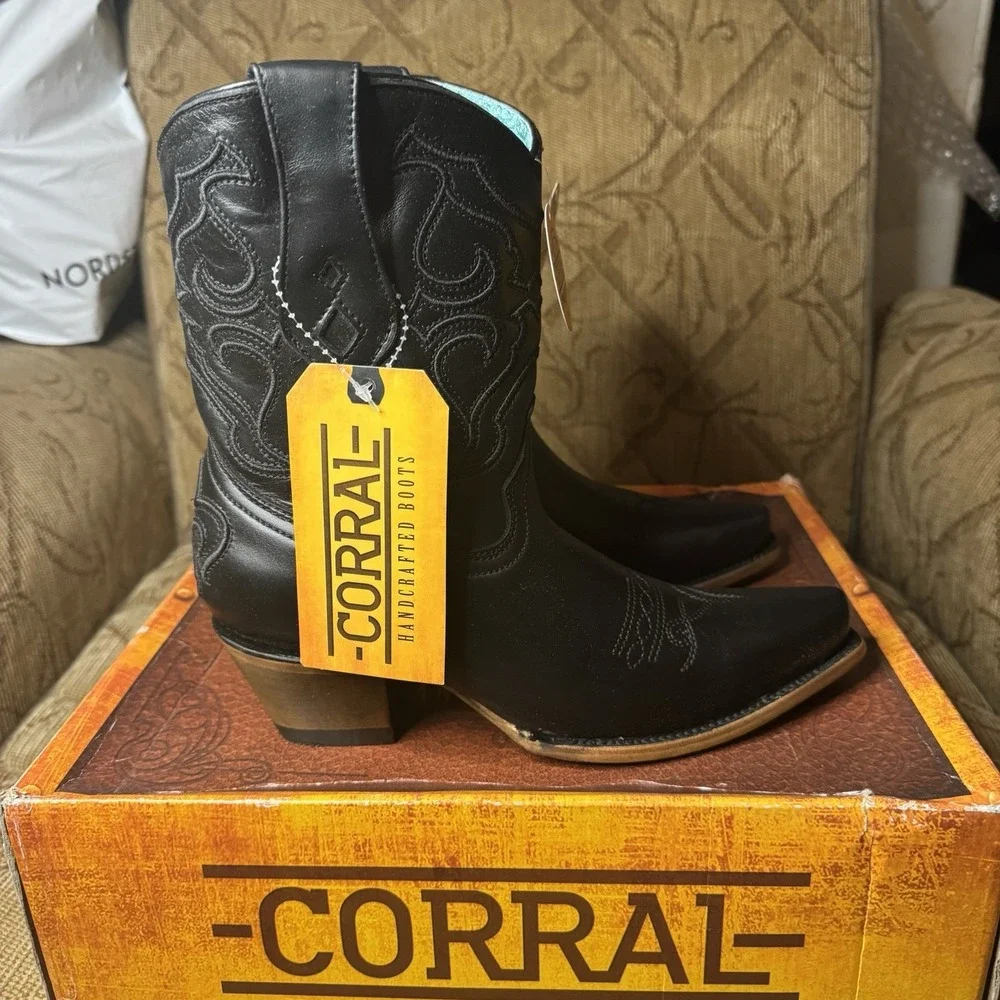 Corral Women's Black Embroidery‎ Ankle Boot Z5111 Size 7 New